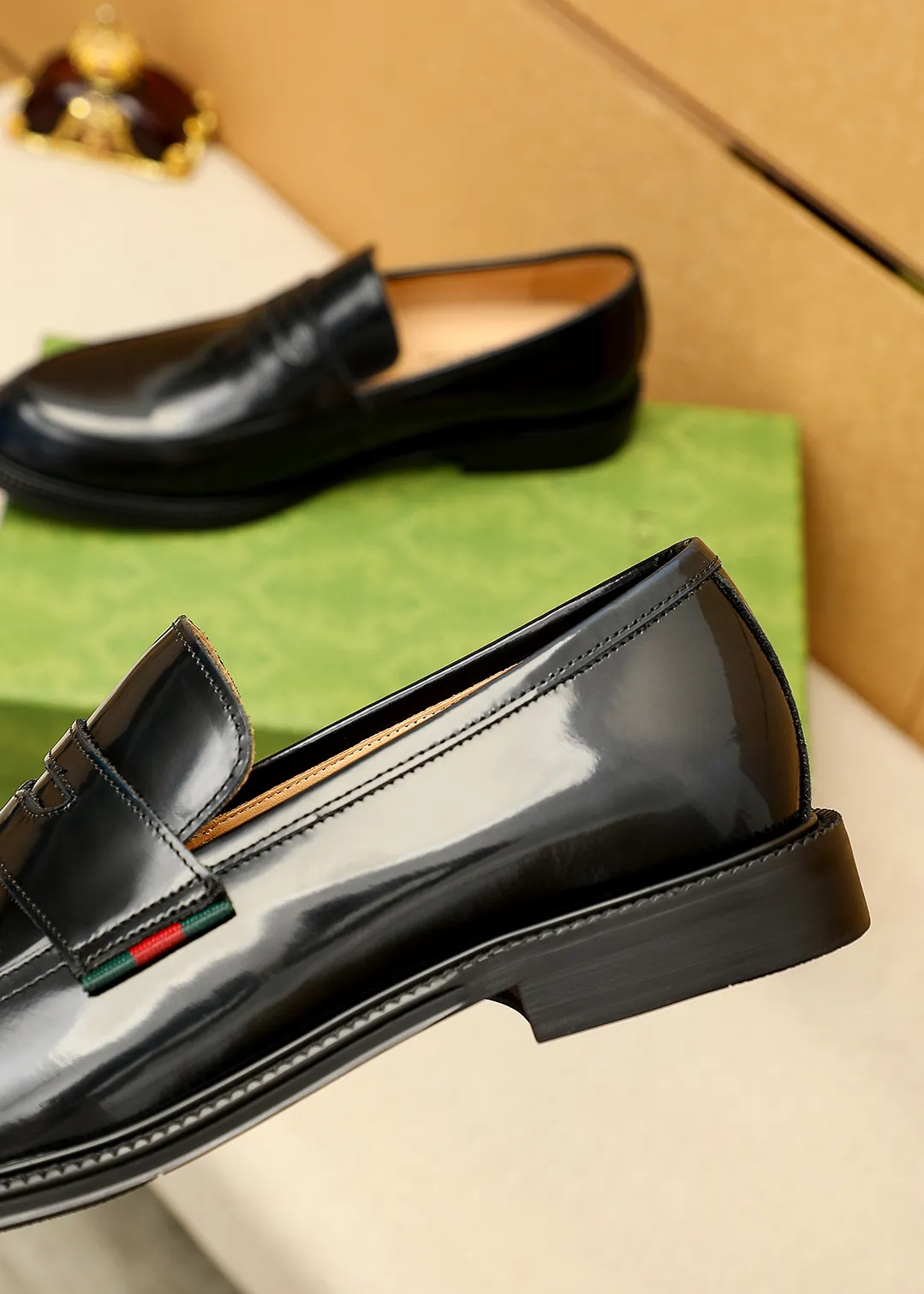 Men's shoes 💰520 💐 Product trademark: GUCCI "Gucci" casual leather shoes Regular size: 38-44 (45.46🉑️customized) Product materials: Selected imported first-layer open-edge beaded cowhide leather upper, imported water-dyed cowhide leather lining. Strong three-dimensional visual effect, original outsole Color: 4⃣️colors available